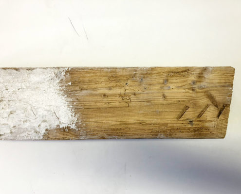 Holzbalken zu reinigen ist eine mühevolle Aufgabe. Mit Trockeneisstrahlen geht es schneller und gründlicher